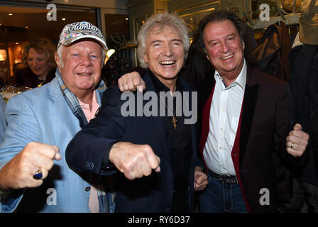 Lohmar, Deutschland. 12 Mär, 2019. Die Sänger Graham Bonney (l) Chris Andrews (r) kommen zur Feier des 75. Geburtstags von Pop Star Peter Orloff (M). Quelle: Henning Kaiser/dpa/Alamy leben Nachrichten Stockfoto