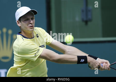 Indian Wells, Kalifornien, USA. 12 Mär, 2019. Hubert Hurkacz von Polen, gibt den Ball zu Kei Nishikori in Japan, während die Männer singles Match des BNP Paribas Open Tennis Turnier am Sonntag, den 12. März 2019 im kalifornischen Indian Wells. Hurkacz gewann 2-1. Credit: Ringo Chiu/ZUMA Draht/Alamy leben Nachrichten Stockfoto