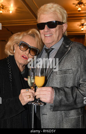 Lohmar, Deutschland. 12 Mär, 2019. Sänger Heino (r) und seine Frau Hannelore (l) kommen, um den 75. Geburtstag von Pop Star Orloff zu feiern. Quelle: Henning Kaiser/dpa/Alamy leben Nachrichten Stockfoto