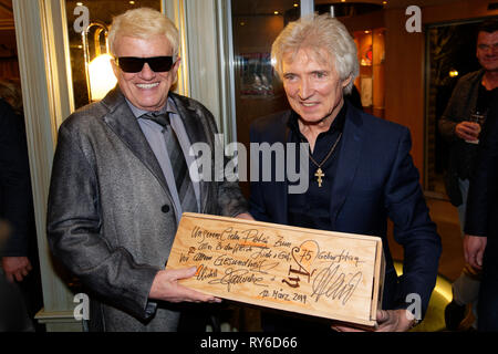 Lohmar, Deutschland. 12 Mär, 2019. Sänger Heino (l) präsentiert Pop Star Peter Orloff mit einer Kiste Wein für seinen 75. Geburtstag. Quelle: Henning Kaiser/dpa/Alamy leben Nachrichten Stockfoto