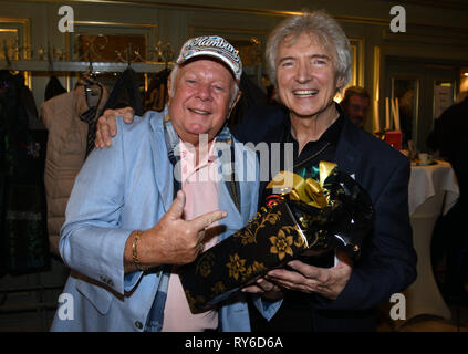 Lohmar, Deutschland. 12 Mär, 2019. Der Sänger Graham Bonney (l) kommt zur Feier des 75. Geburtstags von Pop Star Peter Orloff (r). Quelle: Henning Kaiser/dpa/Alamy leben Nachrichten Stockfoto