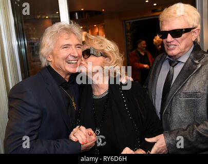 Lohmar, Deutschland. 12 Mär, 2019. Sänger Heino (r) und seine Frau Hannelore (M) kommen zur Feier des 75. Geburtstags von Pop Star Peter Orloff (l). Quelle: Henning Kaiser/dpa/Alamy leben Nachrichten Stockfoto