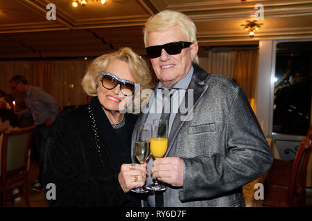 Lohmar, Deutschland. 12 Mär, 2019. Sänger Heino (r) und seine Frau Hannelore (l) kommen, um den 75. Geburtstag von Pop Star Orloff zu feiern. Quelle: Henning Kaiser/dpa/Alamy leben Nachrichten Stockfoto