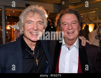 Lohmar, Deutschland. 12 Mär, 2019. Sänger Chris Andrews (r) kommt zur Feier des 75. Geburtstags von Pop Star Peter Orloff (l). Quelle: Henning Kaiser/dpa/Alamy leben Nachrichten Stockfoto