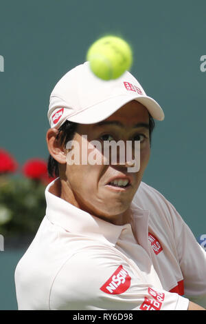 Indian Wells, Kalifornien, USA. 12 Mär, 2019. Kei Nishikori von Japan, gibt den Ball an Hubert Hurkacz der Polen während der Männer singles Match des BNP Paribas Open Tennis Turnier am Sonntag, den 12. März 2019 im kalifornischen Indian Wells. Hurkacz gewann 2-1. Credit: Ringo Chiu/ZUMA Draht/Alamy leben Nachrichten Stockfoto