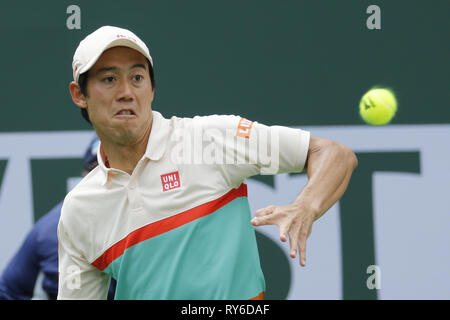 Indian Wells, Kalifornien, USA. 12 Mär, 2019. Kei Nishikori von Japan, gibt den Ball an Hubert Hurkacz der Polen während der Männer singles Match des BNP Paribas Open Tennis Turnier am Sonntag, den 12. März 2019 im kalifornischen Indian Wells. Hurkacz gewann 2-1. Credit: Ringo Chiu/ZUMA Draht/Alamy leben Nachrichten Stockfoto