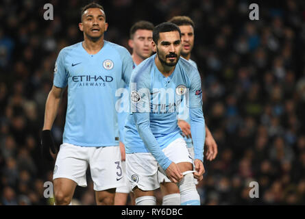 Manchester, Großbritannien. 12 Mär, 2019. Fussball: Champions League, K.o.-Runde, Achtelfinale, Rückspiel: Manchester City - FC Schalke 04 im ethiad Stadion. Von Manchester Ilkay Gündogan (vorne) ist auf dem Platz. Credit: Ina Faßbender/dpa/Alamy leben Nachrichten Stockfoto