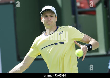 Indian Wells, Kalifornien, USA. 12 Mär, 2019. Hubert Hurkacz von Polen, gibt den Ball zu Kei Nishikori in Japan, während die Männer singles Match des BNP Paribas Open Tennis Turnier am Sonntag, den 12. März 2019 im kalifornischen Indian Wells. Hurkacz gewann 2-1. Credit: Ringo Chiu/ZUMA Draht/Alamy leben Nachrichten Stockfoto
