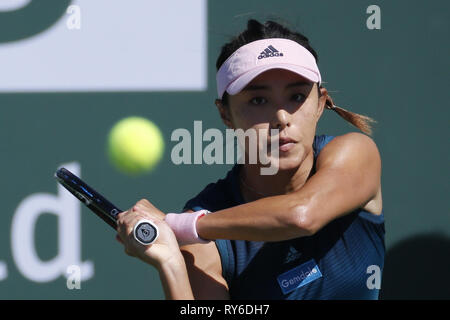 Indian Wells, Kalifornien, USA. 12 Mär, 2019. Qiang Wang von China, gibt den Ball an Bianca Andreescu von Kanada, während die Frauen singles Match des BNP Paribas Open Tennis Turnier am Sonntag, den 12. März 2019 im kalifornischen Indian Wells. Andreescu gewann 2-0. Credit: Ringo Chiu/ZUMA Draht/Alamy leben Nachrichten Stockfoto