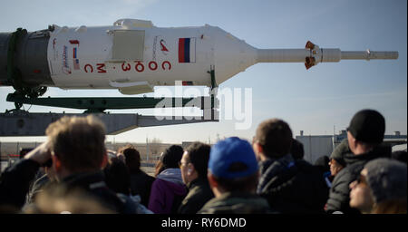 Baikonur, Kasachstan. 12 Mär, 2019. Die russische Sojus MS-12 Rakete ist mit dem Zug zur Startrampe auf dem Kosmodrom Baikonur 12. März 2019 in Baikonur, Kasachstan transportiert. Die Expedition 59 Crew: Nick Haag und Christina Koch von NASA und Alexey Ovchinin von roskosmos wird gestartet 14. März für eine sechs-und-ein-halb Monat Mission auf der Internationalen Raumstation. Credit: Planetpix/Alamy leben Nachrichten Stockfoto