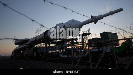 Baikonur, Kasachstan. 12 Mär, 2019. Die russische Sojus MS-12 Rakete ist mit dem Zug zur Startrampe auf dem Kosmodrom Baikonur 12. März 2019 in Baikonur, Kasachstan transportiert. Die Expedition 59 Crew: Nick Haag und Christina Koch von NASA und Alexey Ovchinin von roskosmos wird gestartet 14. März für eine sechs-und-ein-halb Monat Mission auf der Internationalen Raumstation. Credit: Planetpix/Alamy leben Nachrichten Stockfoto