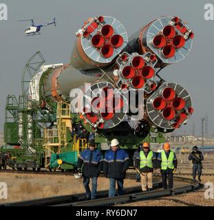 Baikonur, Kasachstan. 12 Mär, 2019. Die russische Sojus MS-12 Rakete ist mit dem Zug zur Startrampe auf dem Kosmodrom Baikonur 12. März 2019 in Baikonur, Kasachstan transportiert. Die Expedition 59 Crew: Nick Haag und Christina Koch von NASA und Alexey Ovchinin von roskosmos wird gestartet 14. März für eine sechs-und-ein-halb Monat Mission auf der Internationalen Raumstation. Credit: Planetpix/Alamy leben Nachrichten Stockfoto