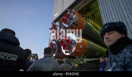 Baikonur, Kasachstan. 12 Mär, 2019. Russische Soldaten beobachten, wie die russische Sojus MS-12-Rakete als es mit dem Zug auf dem Kosmodrom Baikonur 12. März 2019 in Baikonur, Kasachstan zur Startrampe transportiert wird. Die Expedition 59 Crew: Nick Haag und Christina Koch von NASA und Alexey Ovchinin von roskosmos wird gestartet 14. März für eine sechs-und-ein-halb Monat Mission auf der Internationalen Raumstation. Credit: Planetpix/Alamy leben Nachrichten Stockfoto