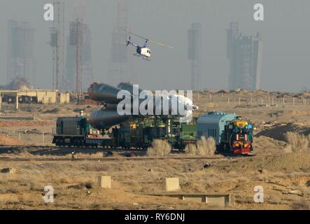 Baikonur, Kasachstan. 12 Mär, 2019. Die russische Sojus MS-12 Rakete ist mit dem Zug zur Startrampe auf dem Kosmodrom Baikonur 12. März 2019 in Baikonur, Kasachstan transportiert. Die Expedition 59 Crew: Nick Haag und Christina Koch von NASA und Alexey Ovchinin von roskosmos wird gestartet 14. März für eine sechs-und-ein-halb Monat Mission auf der Internationalen Raumstation. Credit: Planetpix/Alamy leben Nachrichten Stockfoto