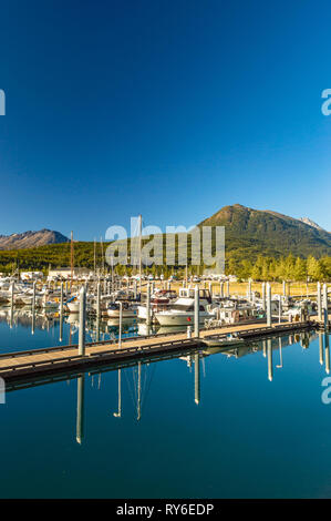 September 15, 2018 - Skagway, AK: Small Boat Harbour Marina entlang der Waterfront auf einem klaren blauen Himmel. Stockfoto