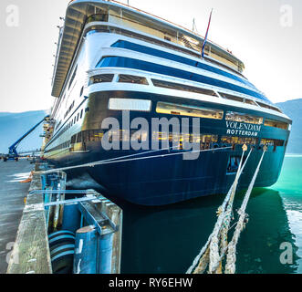 September 15, 2018 - Skagway, AK: Stern und Festmacher von Holland America des Volendam Kreuzfahrtschiff zu Poller am White Pass dock gebunden. Stockfoto