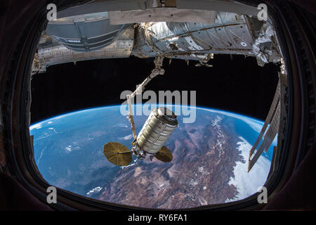 Cygnys-Raumschiff dockte an die ISS (Internationale Raumstation) an und lieferte Forschung und Material. Abfahrt am 2019. Februar. Stockfoto