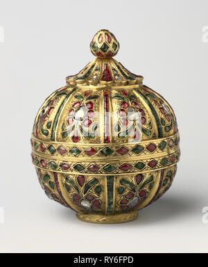 Globular-Shaped, geschmückt mit Edelsteinen, aus dem 18. Jahrhundert. Indien, Mughal Dynasty (1526-1756). Gold einfügen und klar und farbig Bergkristall; gesamt: 7 x 5,7 cm (2 3/4 x 2 1/4 in Stockfoto