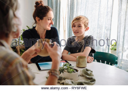Multi-Generation, Familie sprechen am Küchentisch