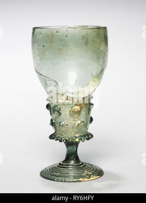 Becher (Berkemeyer), C. 1525-1550. Deutschland, 16. Grünes Glas; Insgesamt: 12,6 cm (4 15/16 in Stockfoto