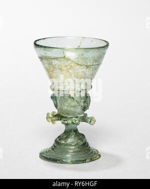 Becher (Berkemeyer), C. 1525-1550. Deutschland, 16. Grünes Glas; gesamt: 7 cm (2 3/4 in Stockfoto