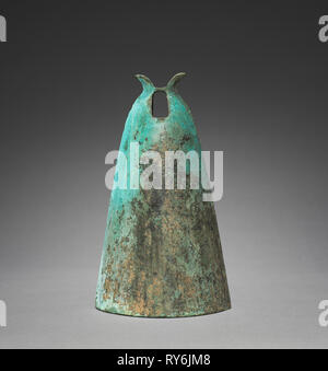 Glocke mit Rautenförmige, Insignia, 300s-100s BC. China, entlang der südlichen Grenzen, östliche Zhou-dynastie (771-256 v. Chr.) - Han Dynastie (202 BC-AD 220). Bronze; insgesamt: 24.1 cm (9 1/2 in. Stockfoto