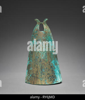 Glocke mit Rautenförmige, Insignia, 300s-100s BC. China, entlang der südlichen Grenzen, östliche Zhou-dynastie (771-256 v. Chr.) - Han Dynastie (202 BC-AD 220). Bronze; insgesamt: 24.1 cm (9 1/2 in. Stockfoto