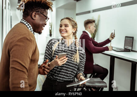 Lachend African American Kerl mit Dreadlocks in die aktive Diskussion Stockfoto