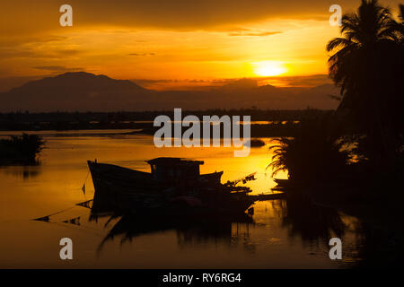 Fischerboot und Orange Sonnenuntergang Meer Landschaft - Hoi An, Vietnam Stockfoto