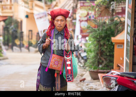 Ernsthafte Frau in traditioneller Kleidung - von der Roten Dzao Hill Tribe - Sapa, Vietnam Stockfoto