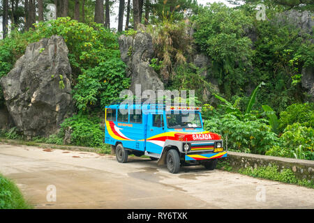 Bunte Jeepney Pkw Bus entlang der felsigen Wald geparkt - Sagada, Philippinen Stockfoto