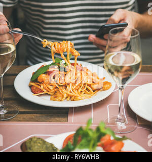 Italienisches Abendessen im Bistrot mit Caprese Salat und Pasta Stockfoto