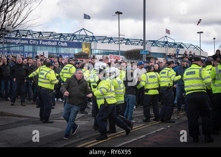 Bordesley, Birmingham, West Midlands, UK. 10. März 2019. Bis zu 150 home Anhänger verspottet und warfen mit Flaschen, die an Aston Villa Fans vor dem t Stockfoto