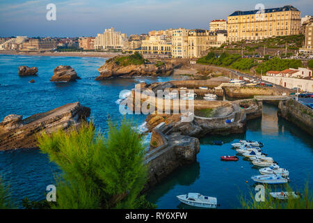 Fischereihafen. Biarritz. Im Hintergrund La Grande Plage Strand. Atlantische Pyrenäen. Region Aquitanien. Labort (lapurdi). Baskenland. Frankreich. Stockfoto