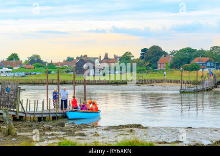 Suffolk, Großbritannien - 8 September, 18-Touristen an Bord des Boot über den Fluss Blyth von Southwold zu Walberswick in der Grafschaft Suffolk Stockfoto