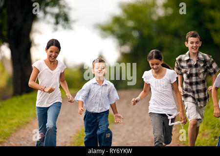 Kleine Gruppe von Kindern zusammen über Schotterpiste. Stockfoto