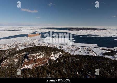 Winter Blick auf die Stadt von Percé aus auf dem Berg Sainte-Anne mit Insel Bonaventure und Percé Rock im Hintergrund Stockfoto