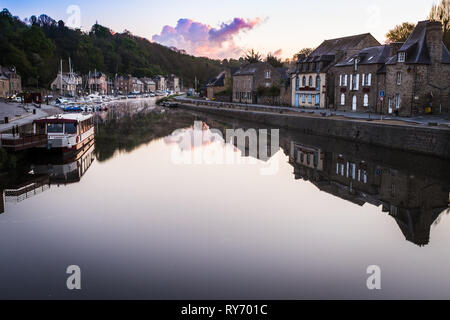 Die kleinen, malerischen Hafen von Dinan auf der sehr noch Fluss Rance, Côtes-d'Armor, Frankreich bei Sonnenaufgang Stockfoto
