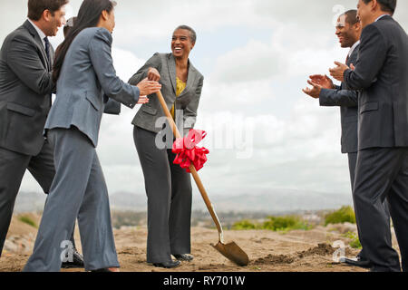 Gruppe von Kollegen Boden auf ein Projekt zu brechen. Stockfoto