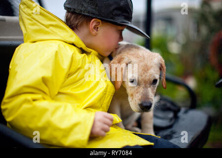 Jungen und seinem Hund im Regen. Stockfoto