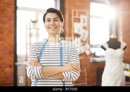 Junge Schneider in der Werkstatt Stockfoto