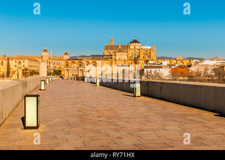 Die Römische Brücke von Cordoba in Spanien, die zu der Kathedrale Mezquita und überquert den Fluss Guadaquivir Stockfoto