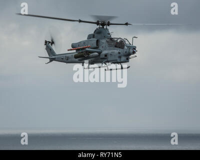 190220-M-QS 181-0063 PAZIFISCHEN OZEAN (Feb. 20, 2019) Eine AH-1Z Viper mit Marine Medium Tiltrotor Squadron 163 (verstärkt), 11 Marine Expeditionary Unit (MEU), führt den Flugbetrieb. Die Marinesoldaten und Matrosen der 11 MEU führen routinemäßige Vorgänge als Teil der Boxer Amphibious Ready Gruppe im östlichen Pazifik. (U.S. Marine Corps Foto von Lance Cpl. Jason Monty) Stockfoto