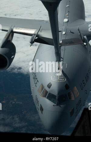 Eine C-17 Globemaster III von der 436th Airlift Squadron, Dover Air Force Base, Del., bereitet Kraftstoff aus einem KC-10 Extender von der 305th Air Mobility Wing, Joint Base Mc Guire-Dix - Lakehurst, New Jersey, 7. März 2019, während des Trainings Jersey Teufel 19 erhalten. Jersey Teufel ist eine gemeinsame Basis Übung zur Vorbereitung Flieger bis hin zu komplexen Bedrohungen durch potentielle Gegner jetzt und in der Zukunft zu reagieren. (U.S. Air Force Foto von Airman 1st Class Zoe M.Wockenfuss) Stockfoto