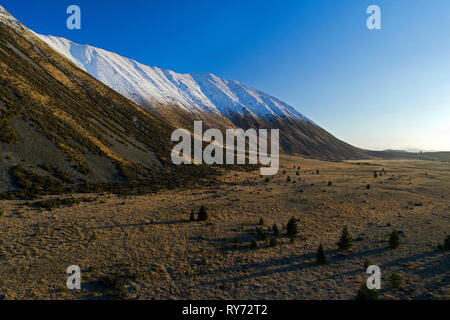 Frischer Schnee auf Ben Ohau, Mackenzie Country, Südinsel, Neuseeland - Luftbild Stockfoto
