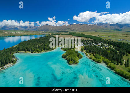 Lake Ruataniwha und Lake Ruataniwha Holiday Park (rechts), Mackenzie Country, Südinsel, Neuseeland - Luftbild Stockfoto