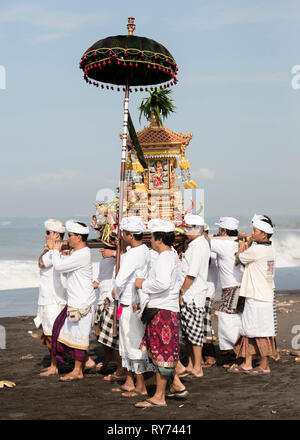 Männer in traditioneller Kleidung, die sänfte beim Spaziergang am Strand gegen Himmel während der sonnigen Tag Stockfoto