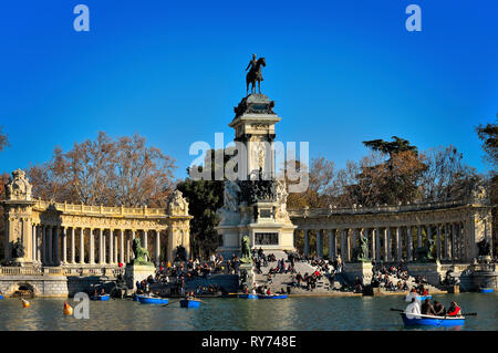 Denkmal für Alfonso XII in Buen Retiro Park gegen blauen Himmel während der sonnigen Tag Stockfoto