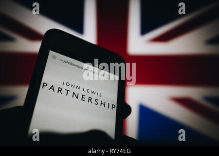 John Lewis Partnership (JLP), ein Mitarbeiter im Besitz der britischen Firma. Logo auf Ihrer Website ist auf einem Smartphone Display angezeigt Stockfoto