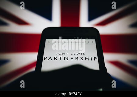 John Lewis Partnership (JLP), ein Mitarbeiter im Besitz der britischen Firma. Logo auf Ihrer Website ist auf einem Smartphone Display angezeigt Stockfoto